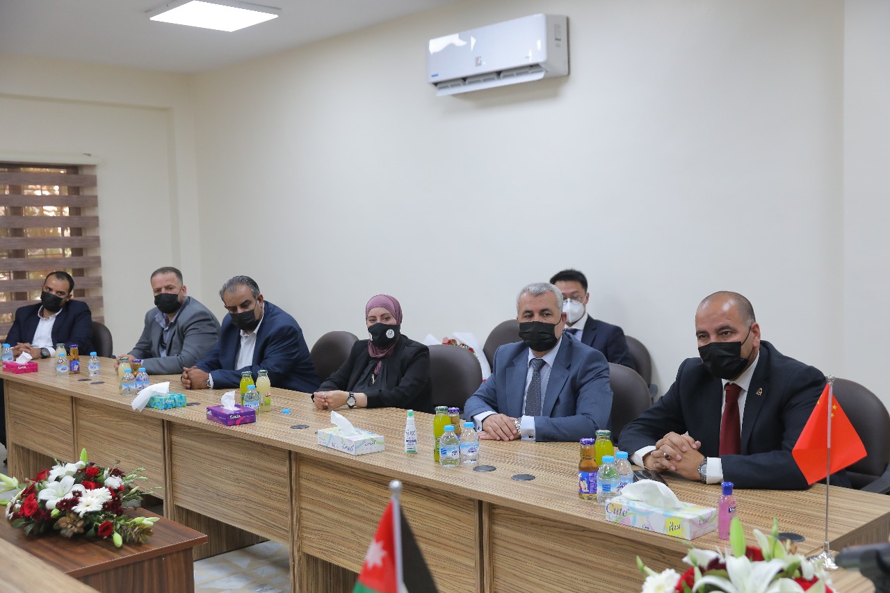 النابلسي يفتتح مركز شباب وشابات العاصمة وحاضنة اعمال اقليم الوسط .. ويزور جمعية الكشافة والمرشدات 