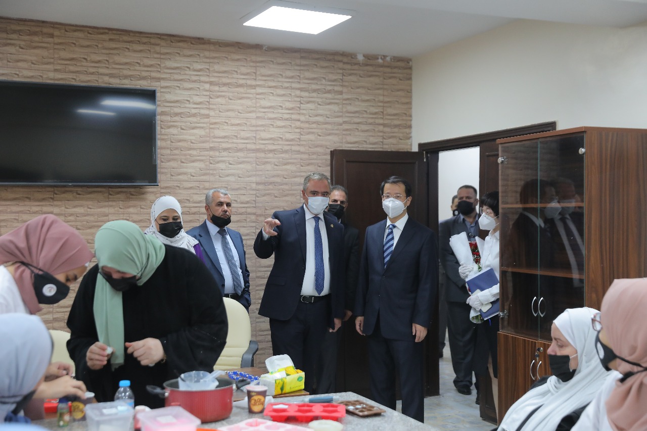 النابلسي يفتتح مركز شباب وشابات العاصمة وحاضنة اعمال اقليم الوسط .. ويزور جمعية الكشافة والمرشدات 