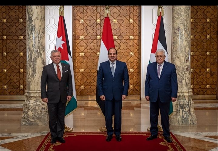 الملك والرئيسان المصري والفلسطيني يعقدون قمة ثلاثية في القاهرة