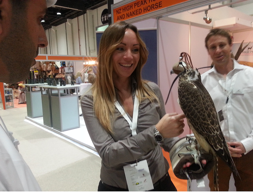 معرض أبوظبي للصيد يُسلّط الضوء على دور النساء في الصقار صور