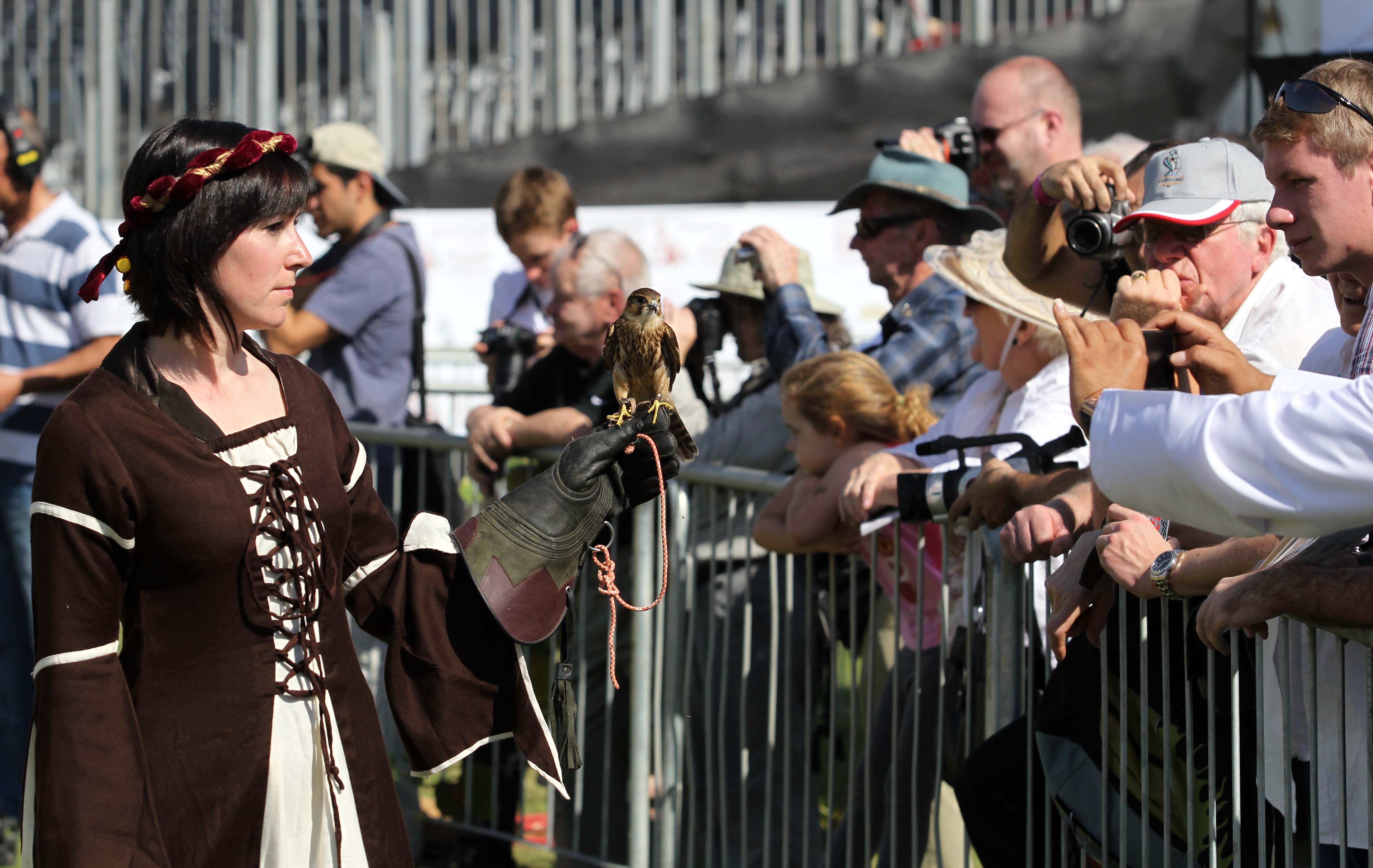 معرض أبوظبي للصيد يُسلّط الضوء على دور النساء في الصقار صور