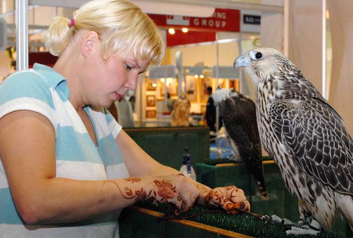 معرض أبوظبي للصيد يُسلّط الضوء على دور النساء في الصقار صور