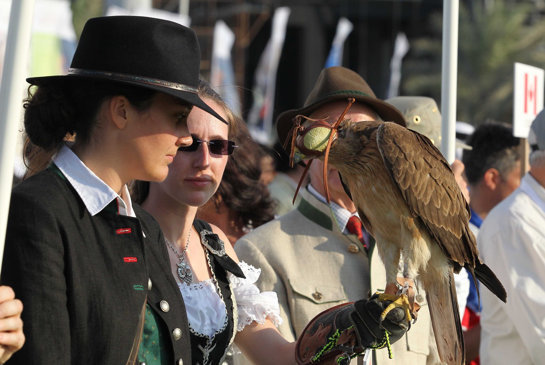 معرض أبوظبي للصيد يُسلّط الضوء على دور النساء في الصقار صور