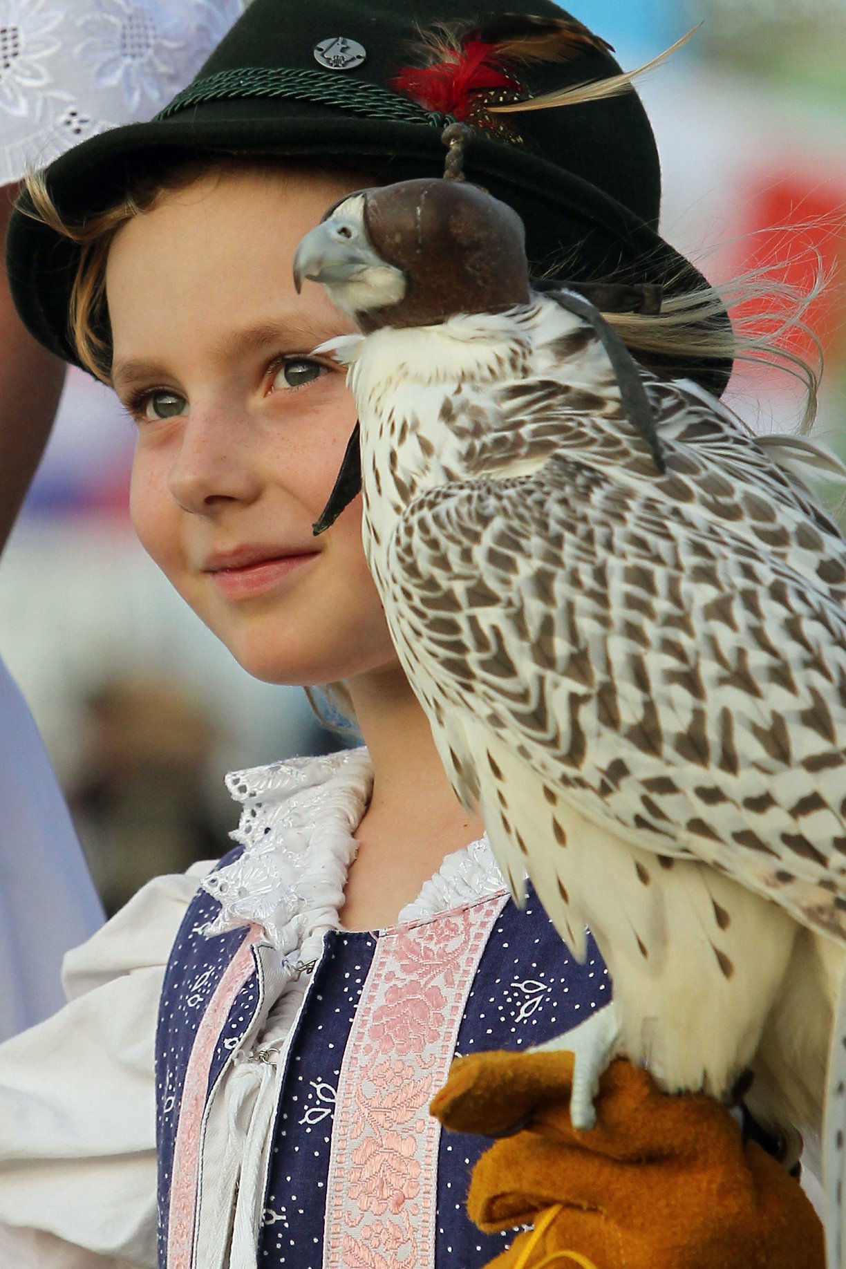 معرض أبوظبي للصيد يُسلّط الضوء على دور النساء في الصقار صور