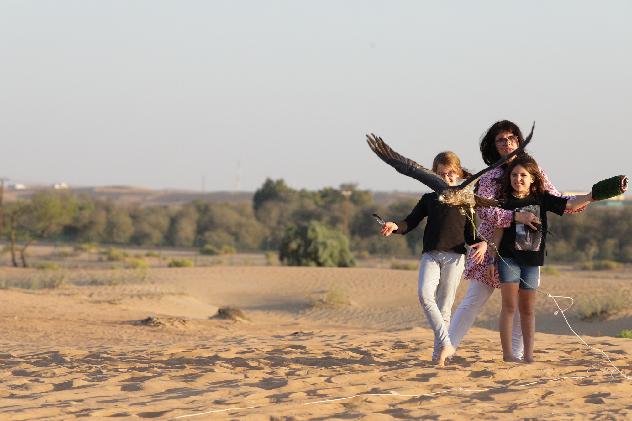 معرض أبوظبي للصيد يُسلّط الضوء على دور النساء في الصقار صور