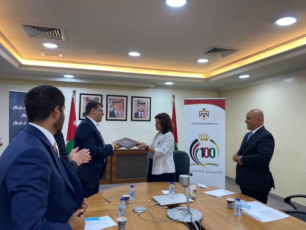 (صندوق تشجيع الطاقة المتجددة) يوقع اتفاقيتي تعاون مع بنك كابيتال وشركة (نوى)