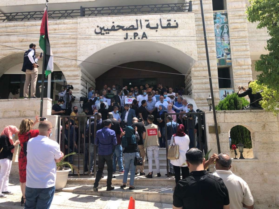 الصحفيون في اعتصام حاشد امام نقابتهم : فلتسقط حكومة بشر الخصاونة .. صور