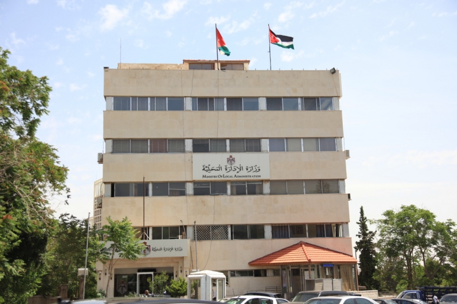 الإدارة المحلية : البدء بتثبيت عمال الوطن العاملين في الميدان