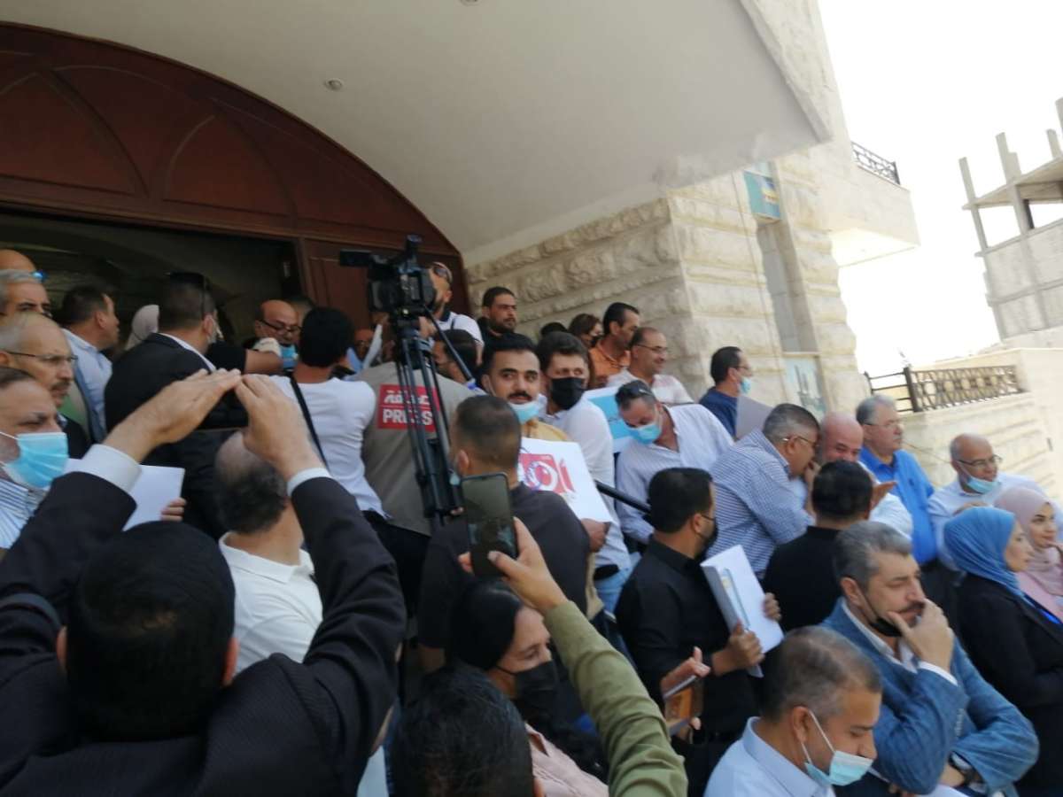 الصحفيون في اعتصام حاشد امام نقابتهم : فلتسقط حكومة بشر الخصاونة .. صور
