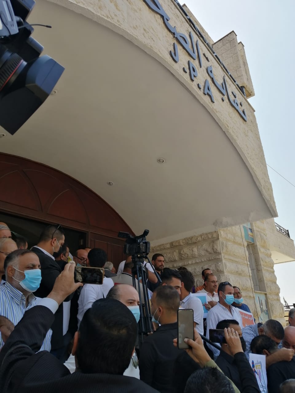 الصحفيون في اعتصام حاشد امام نقابتهم : فلتسقط حكومة بشر الخصاونة .. صور