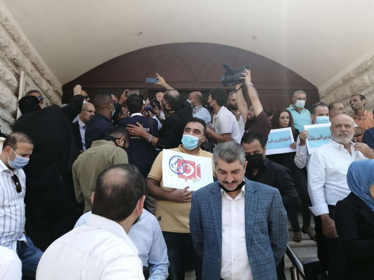 الصحفيون في اعتصام حاشد امام نقابتهم : فلتسقط حكومة بشر الخصاونة .. صور