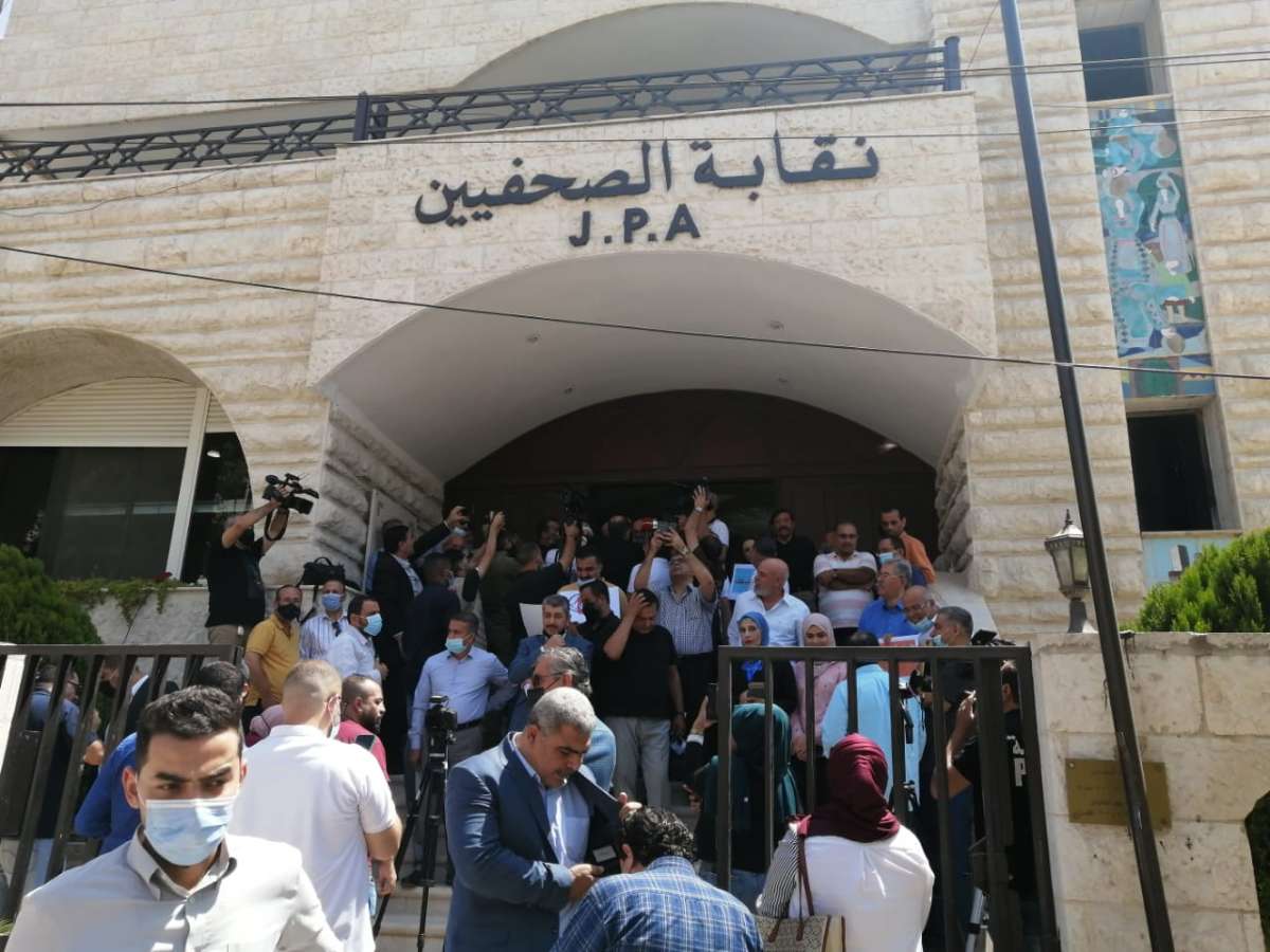 الصحفيون في اعتصام حاشد امام نقابتهم : فلتسقط حكومة بشر الخصاونة .. صور