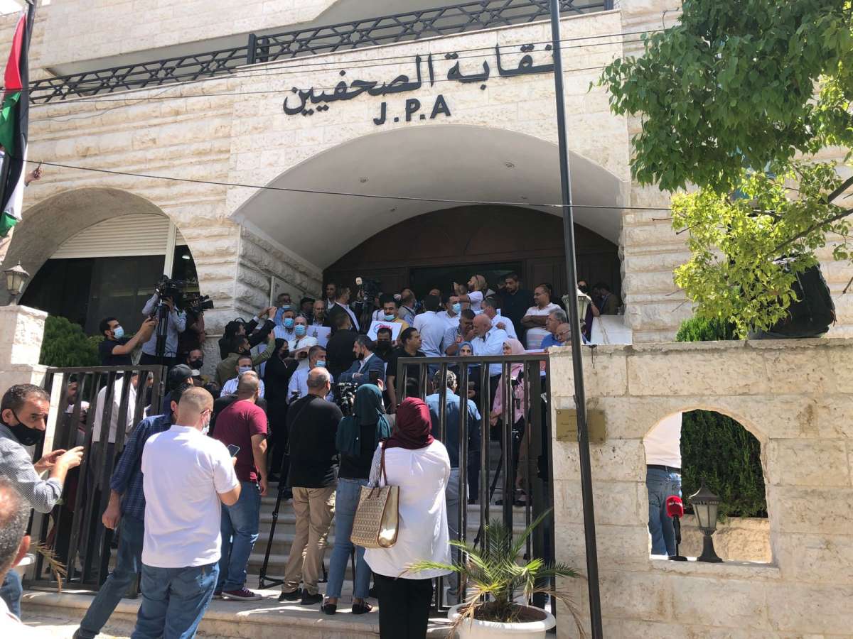 الصحفيون في اعتصام حاشد امام نقابتهم : فلتسقط حكومة بشر الخصاونة .. صور