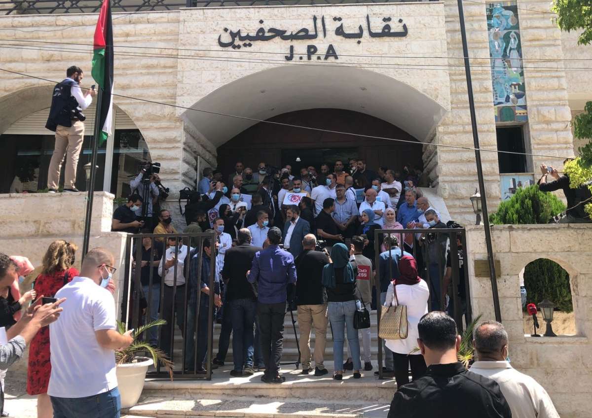 الصحفيون في اعتصام حاشد امام نقابتهم : فلتسقط حكومة بشر الخصاونة .. صور