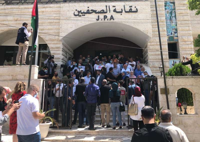 الصحفيون في اعتصام حاشد امام نقابتهم : فلتسقط حكومة بشر الخصاونة .. صور