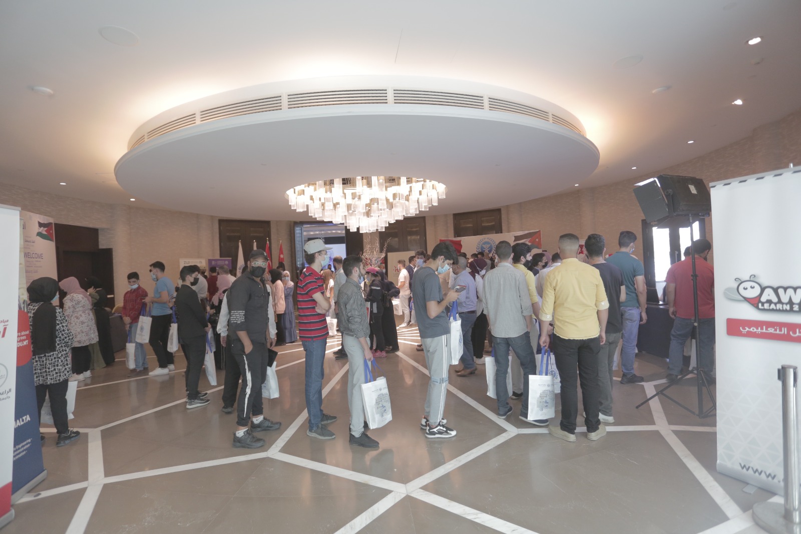 اكتظاظ واقبال كبير على معرض تعليمي في العاصمة عمان يؤدي لتعليقه قبل ساعتين من موعد انتهائها  صور