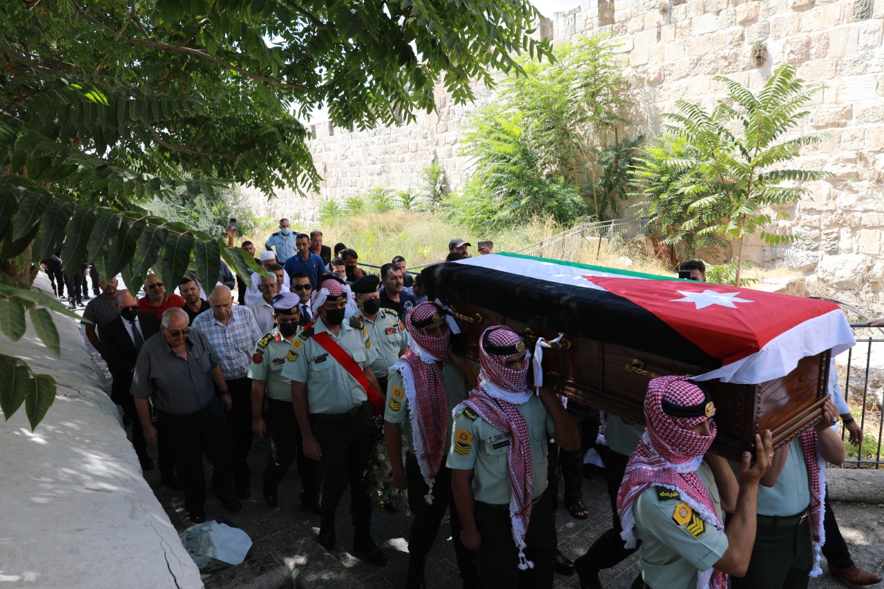 القوات المسلحة تشيع رفات شهيد أردني بمراسم عسكرية إلى مقبرة المسجد الأقصى المبارك