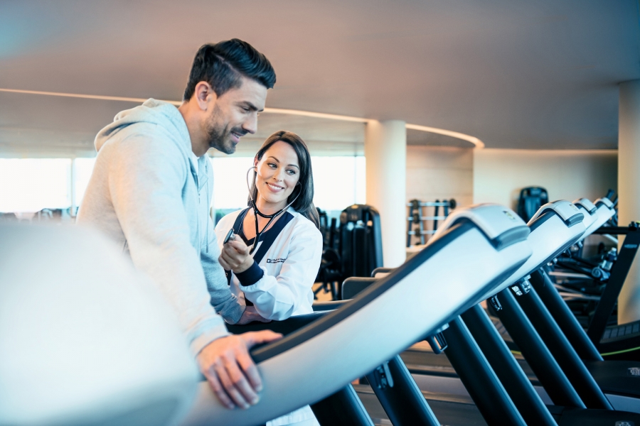 أطباء يحذرون الشباب في الإمارات من التهاون في الوقاية من مخاطر الإصابة بأمراض القلب والأوعية الدموية