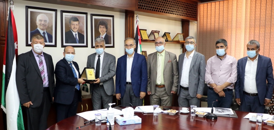 بحث التعاون بين مستشفى الجامعة الأردنية وجامعة البوليتكنك في فلسطين