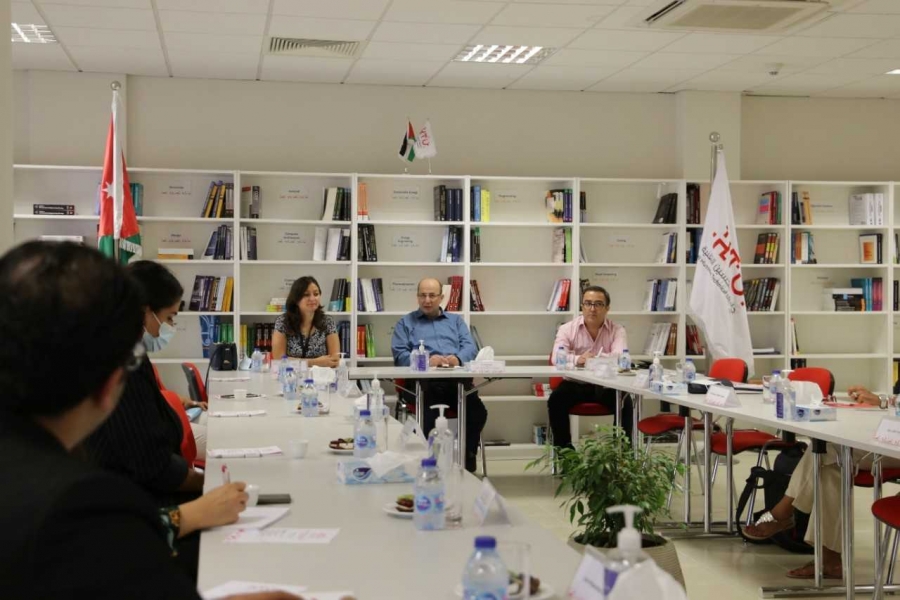 وفد من المدارس الخاصة يطلع على التخصصات الهندسية بجامعة الحسين التقنية