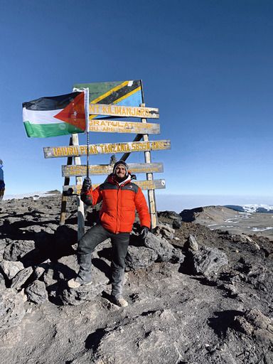 محمد الصباغ مغامر اردني يتسلق أعلى جبل في افريقيا كالامنجارو تنزانيا ويضع العلم الأردني عليه