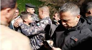 فرق بحث من شرطة جرش والدفاع المدني يعثروا على طفل فقد في منطقة حرجية