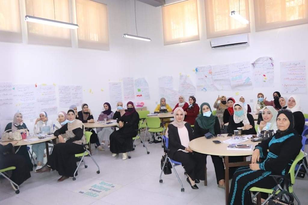 تخريج مشاركين بدورة تدريبيه في عجلون صور