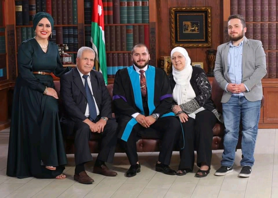 الدكتورة رهام المومني تحتفل بتخرج نجلها شريف الحوراني من جامعة عمان العربية 