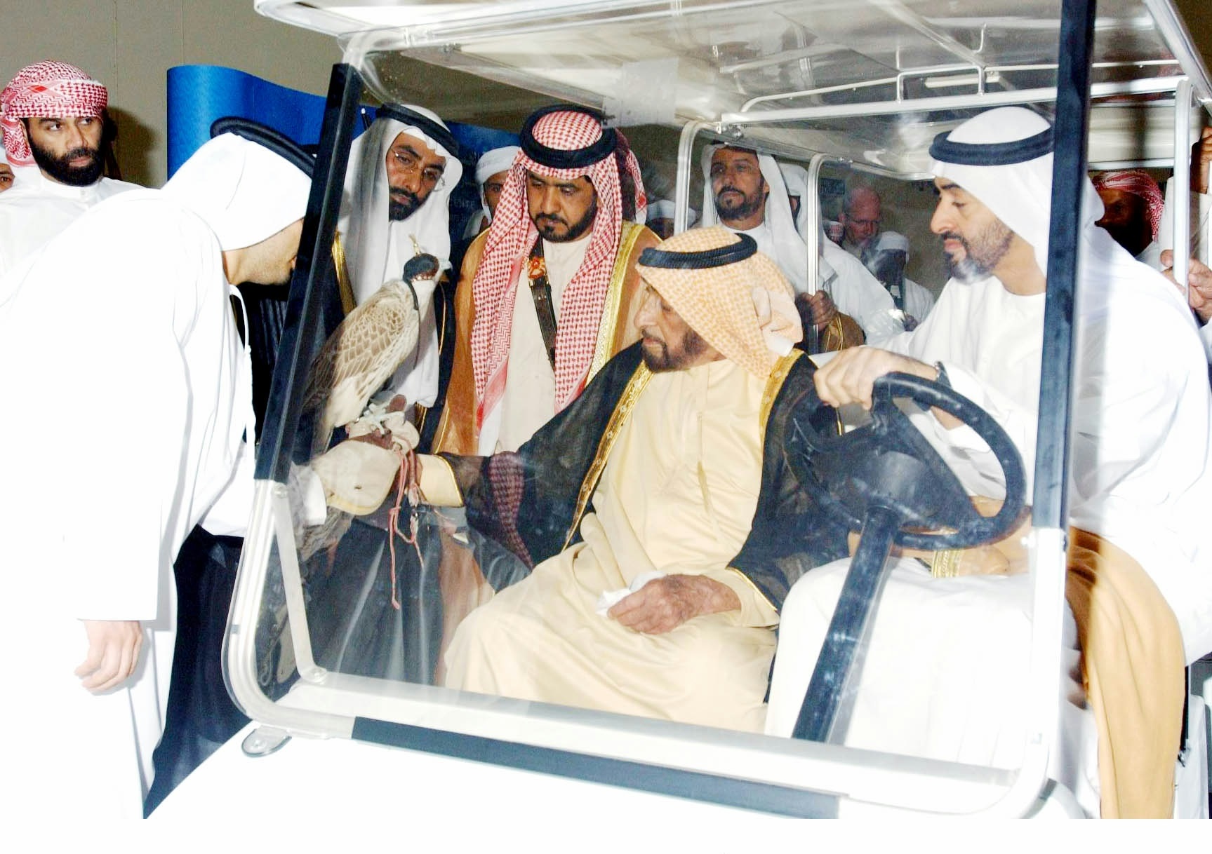 الشيخ زايد، الصقّار الأول ورائد حُماة البيئة في العالم صور