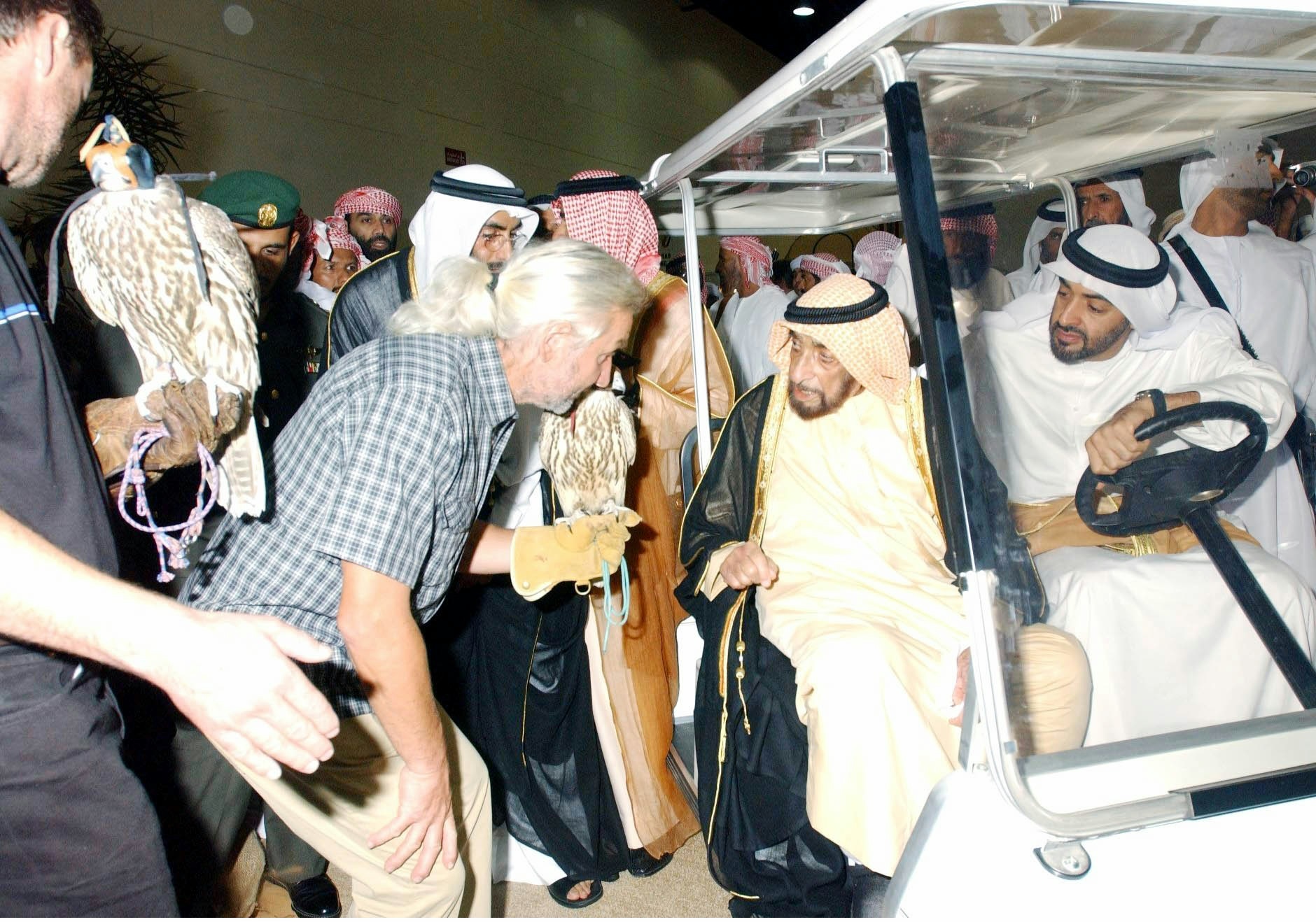 الشيخ زايد، الصقّار الأول ورائد حُماة البيئة في العالم صور