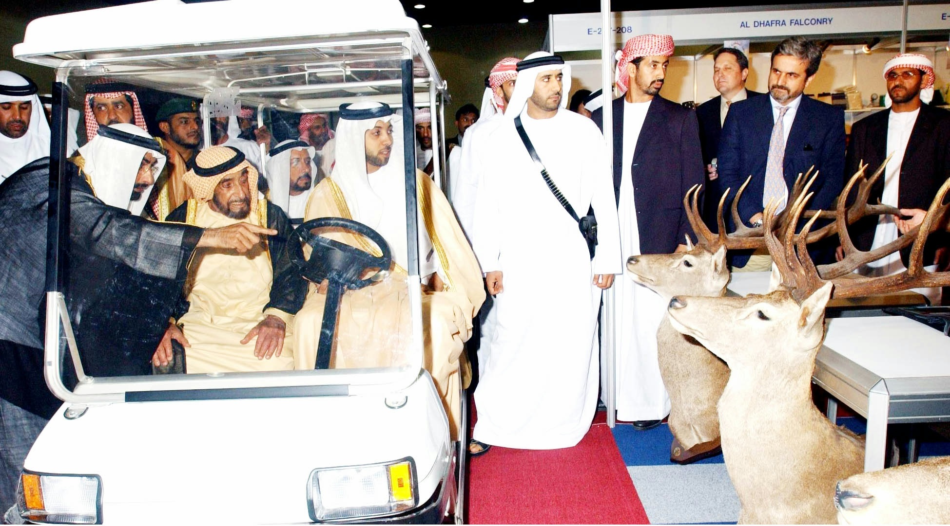 الشيخ زايد، الصقّار الأول ورائد حُماة البيئة في العالم صور