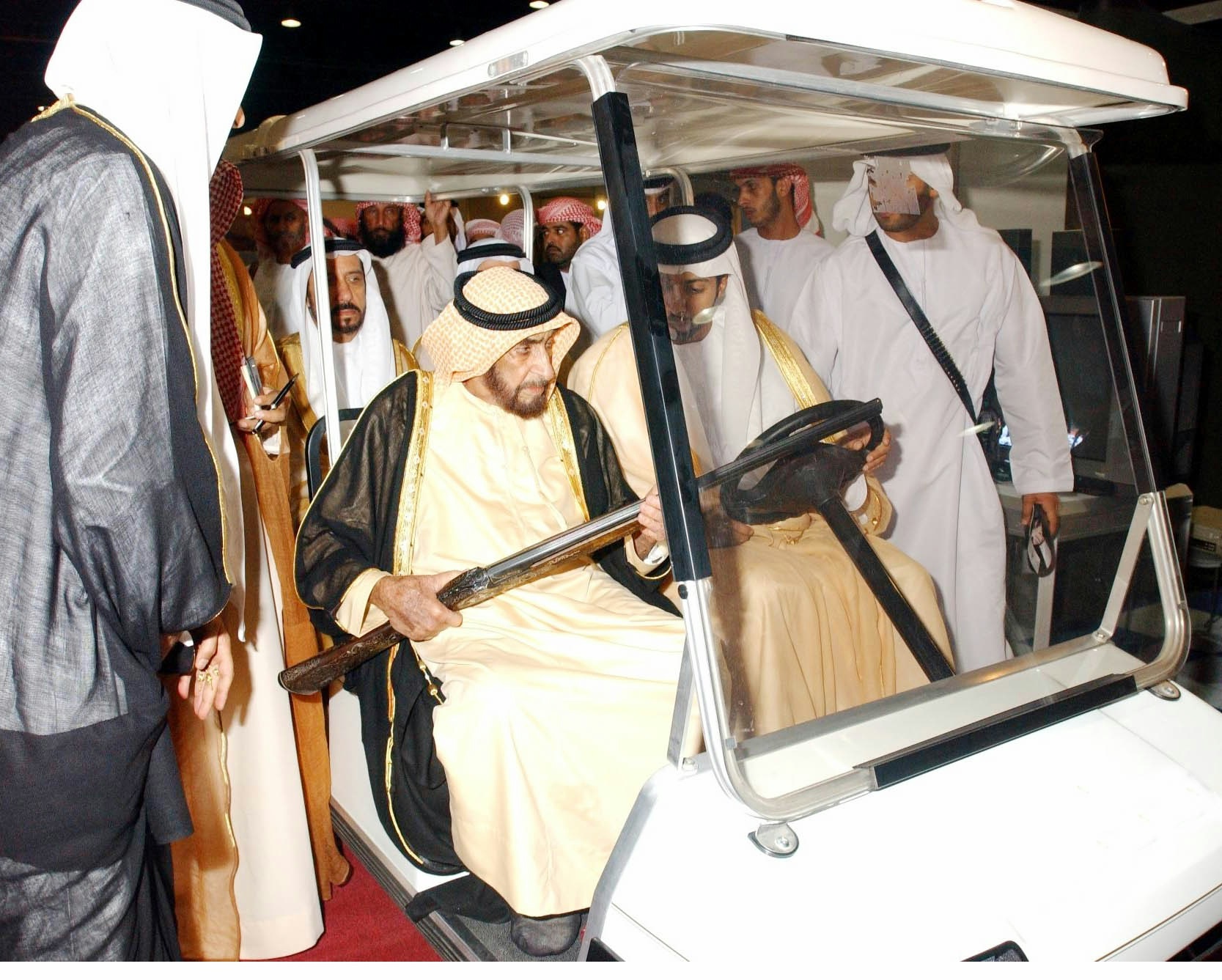 الشيخ زايد، الصقّار الأول ورائد حُماة البيئة في العالم صور