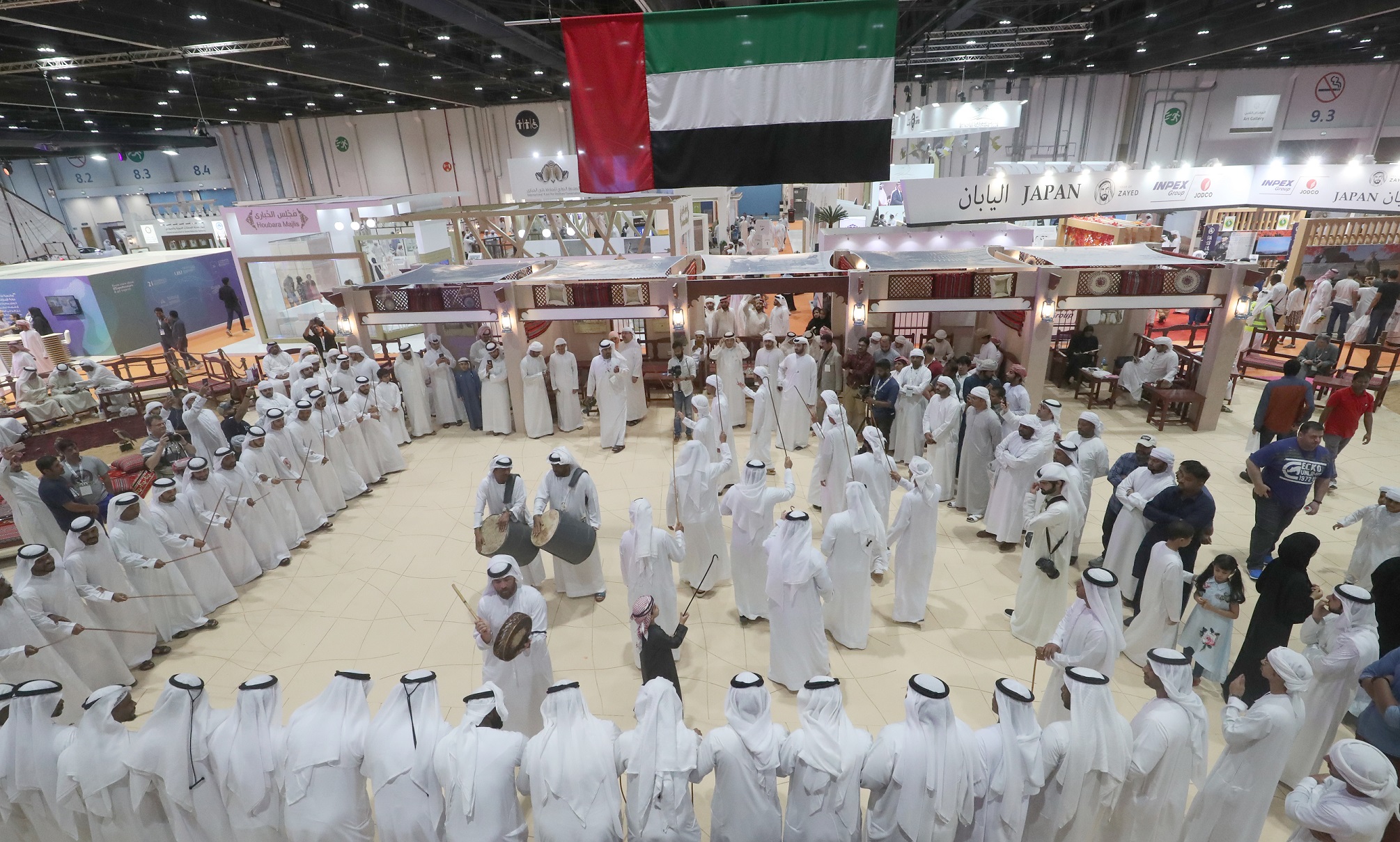 الشيخ زايد، الصقّار الأول ورائد حُماة البيئة في العالم صور