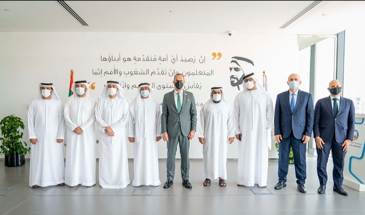 جامعة عجمان تكرم شركائھا الاستراتجیین تزامناً مع الیوم العالمي للعمل الخیري