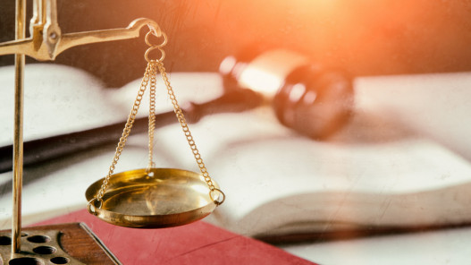 الحكم على موظف حكومي بالأشغال المؤقتة 5 سنوات وتغريمه أكثر من مليون دولار
