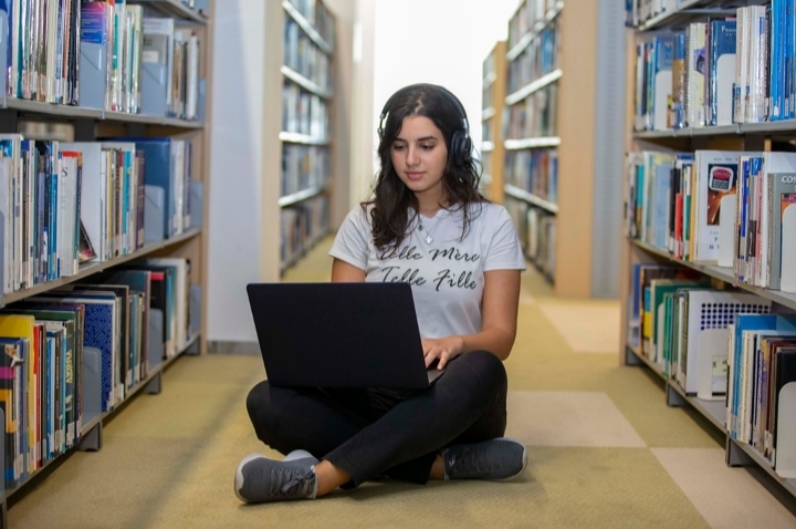 جامعة عجمان تنضم إلى أكادیمیة أمازون ویب سیرفیسز (Academy AWS ( لتزوید الطلبة بمھارات الحوسبة السحابیة