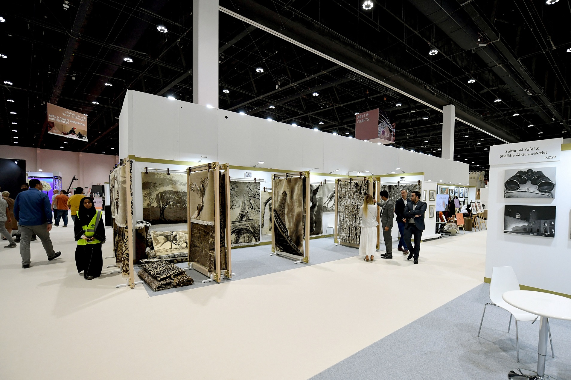  125 فنّاناً إماراتياً وعربياً وعالمياً يعرضون إبداعاتهم في معرض أبوظبي الدولي للصيد  صور