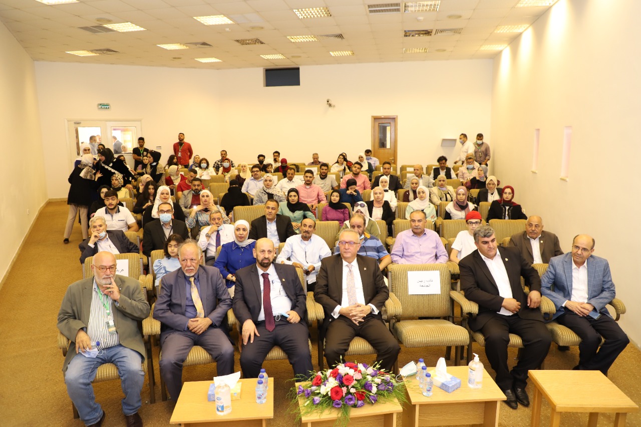 رئيس اليرموك يطلع على سير العمل في مكتبة الحسين بن طلال  ويرعى تخريج المشاركين في دورة الكتابة الإبداعية