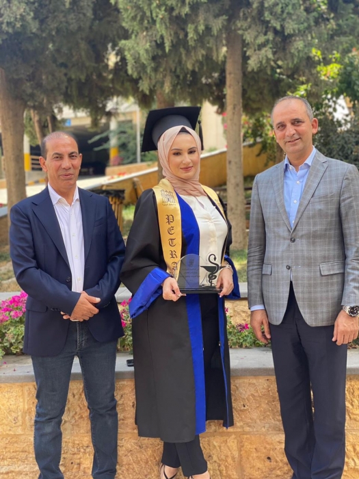 الدكتور خالد الزعبي وعائلته يهنئون الشيخ ثامر النعيمي بتخرج ابنته الصيدلانية تبارك من جامعة البترا