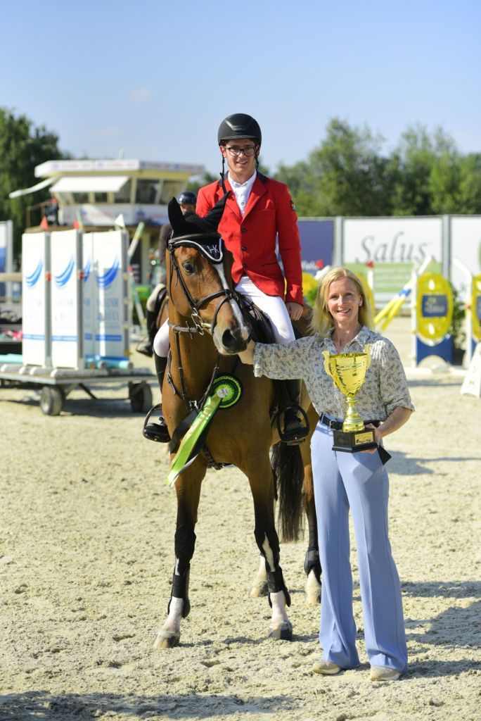 الفارس الأردني حمزة الكسواني (نادي الجواد العربي) يتوج بالمركز الاول لبطولة هولندا الدولية للفروسية