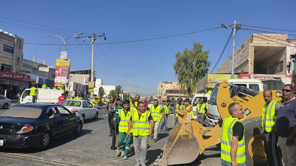 بلدية المفرق الكبرى والهيئات التطوعية تشارك بحملة بسواعدنا لنظافة المدينة .. صور 