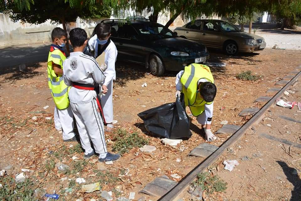 بلدية المفرق الكبرى والهيئات التطوعية تشارك بحملة بسواعدنا لنظافة المدينة .. صور 