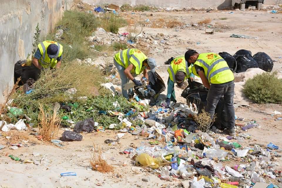 بلدية المفرق الكبرى والهيئات التطوعية تشارك بحملة بسواعدنا لنظافة المدينة .. صور 
