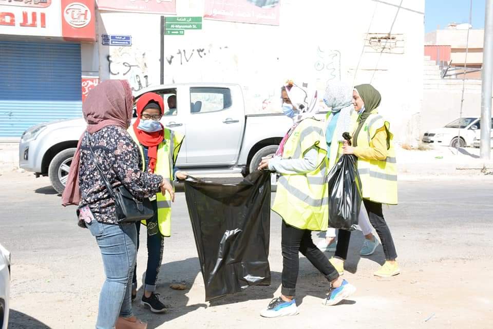 بلدية المفرق الكبرى والهيئات التطوعية تشارك بحملة بسواعدنا لنظافة المدينة .. صور 
