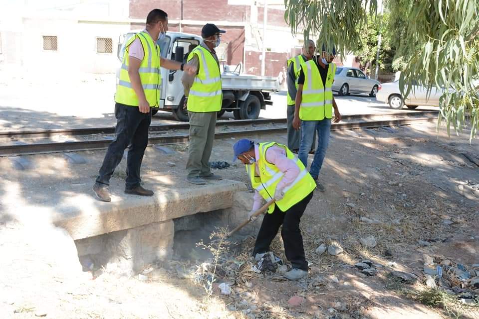 بلدية المفرق الكبرى والهيئات التطوعية تشارك بحملة بسواعدنا لنظافة المدينة .. صور 