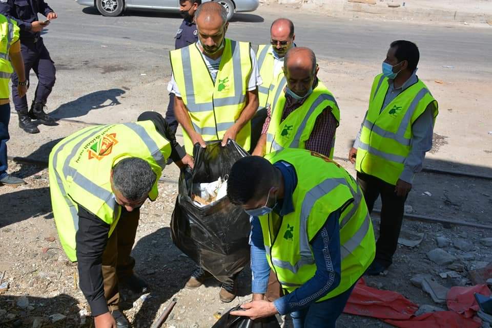بلدية المفرق الكبرى والهيئات التطوعية تشارك بحملة بسواعدنا لنظافة المدينة .. صور 