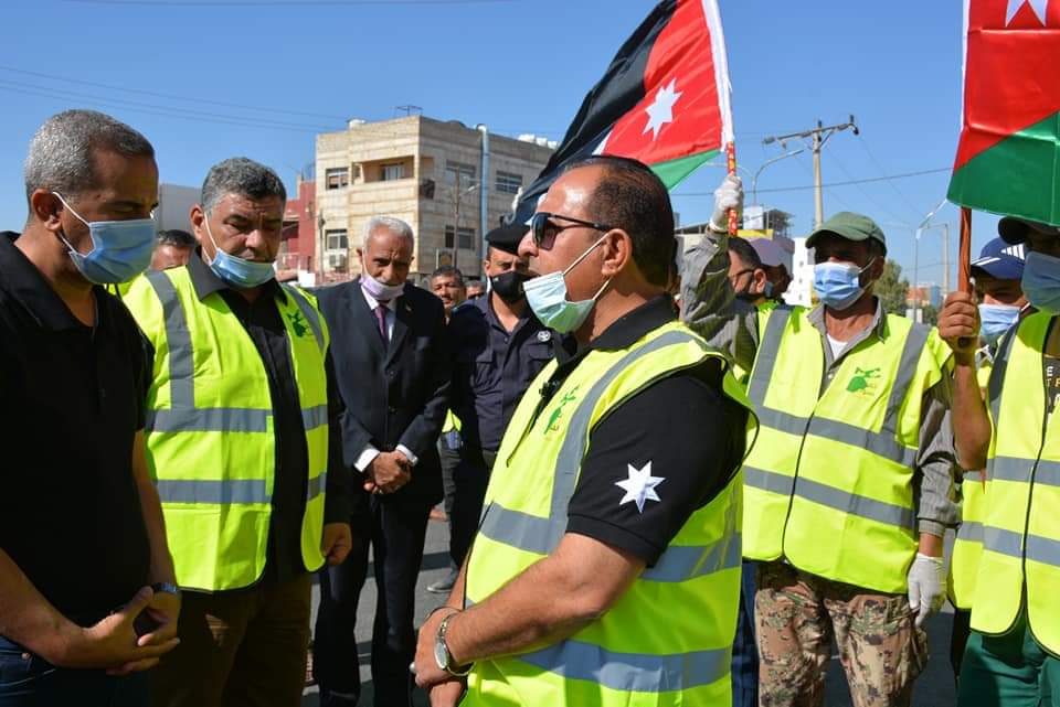 بلدية المفرق الكبرى والهيئات التطوعية تشارك بحملة بسواعدنا لنظافة المدينة .. صور 