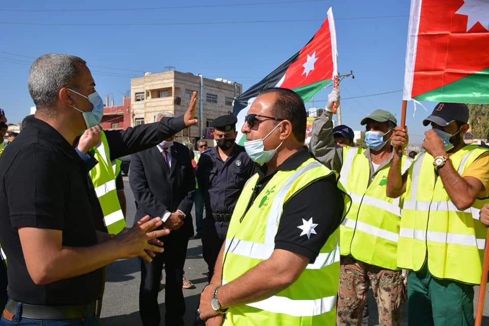 بلدية المفرق الكبرى والهيئات التطوعية تشارك بحملة بسواعدنا لنظافة المدينة .. صور 