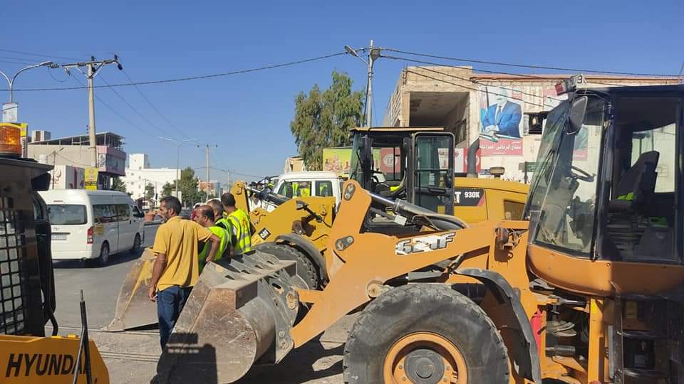 بلدية المفرق الكبرى والهيئات التطوعية تشارك بحملة بسواعدنا لنظافة المدينة .. صور 