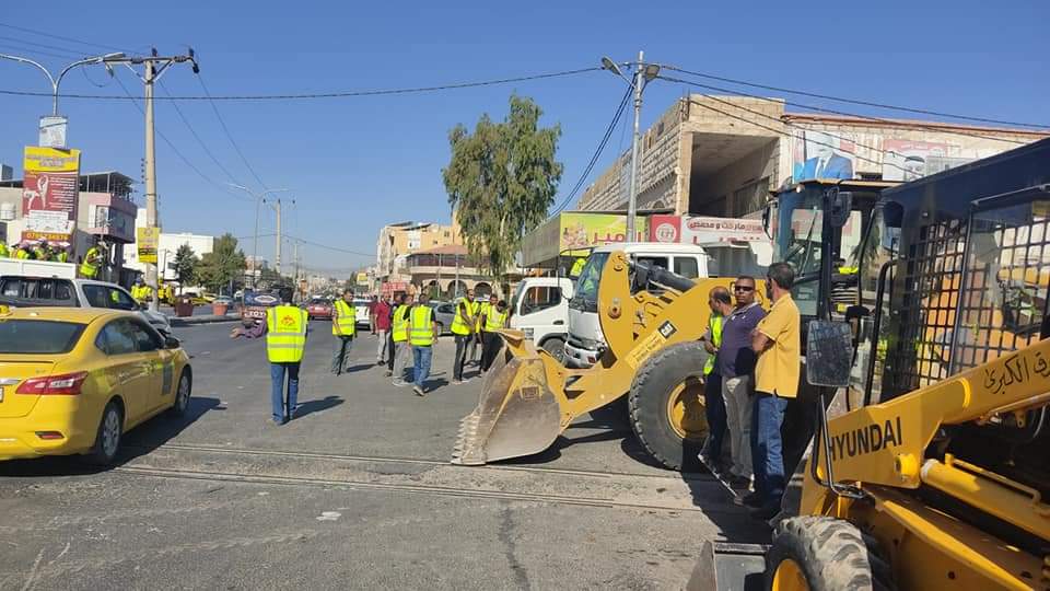 بلدية المفرق الكبرى والهيئات التطوعية تشارك بحملة بسواعدنا لنظافة المدينة .. صور 